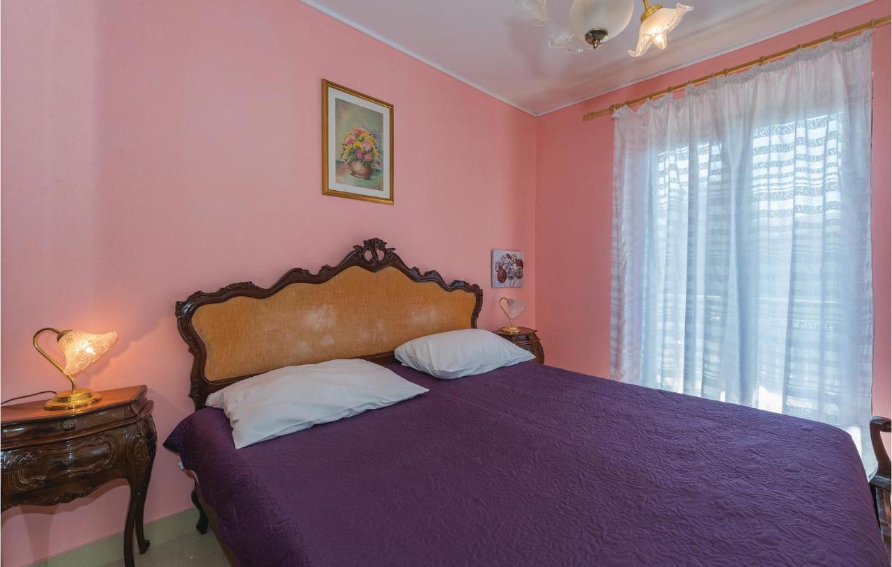 2 Bedroom Amazing Apartment In Rogoznica 로고즈니차 외부 사진
