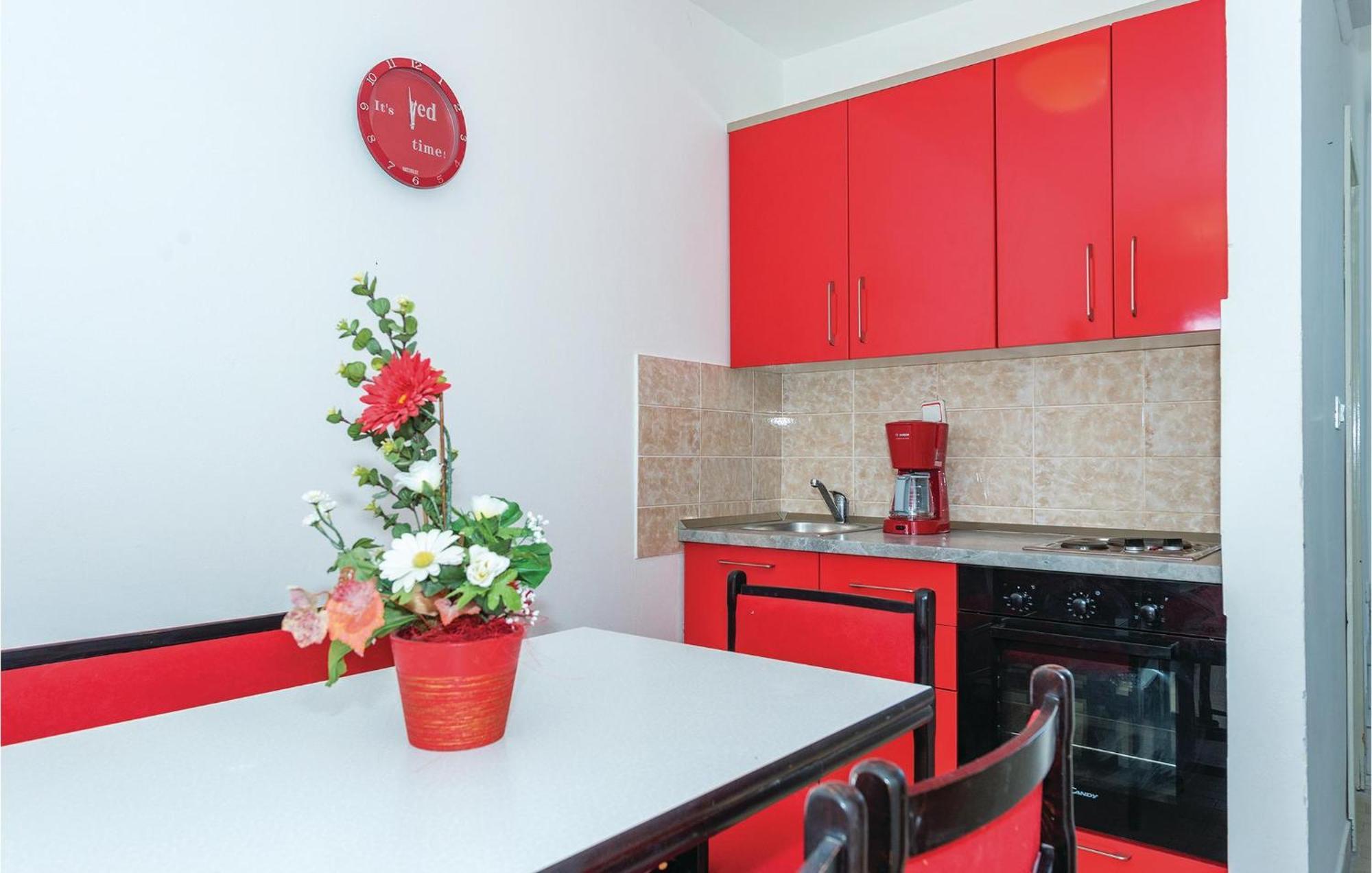 2 Bedroom Amazing Apartment In Rogoznica 로고즈니차 외부 사진