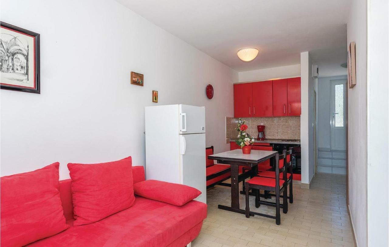 2 Bedroom Amazing Apartment In Rogoznica 로고즈니차 외부 사진